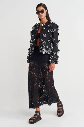 جاكيت نسائي أسود/أبيض بتطريزات زهرية ثلاثية الأبعا...