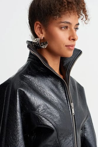 جاكيت أسود لامع ضيق بياقة عالية - إطلالة عصرية وجر...