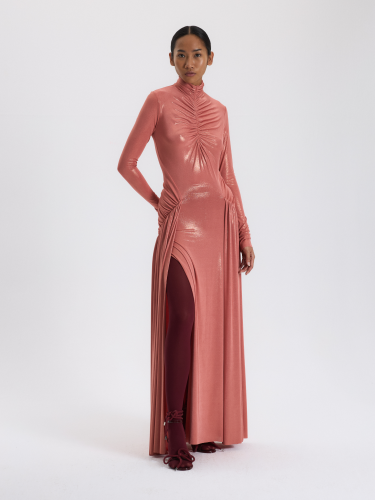 فستان خوخي لامع بكسرات صدر وتصميم بليسيه يبرز الأن...