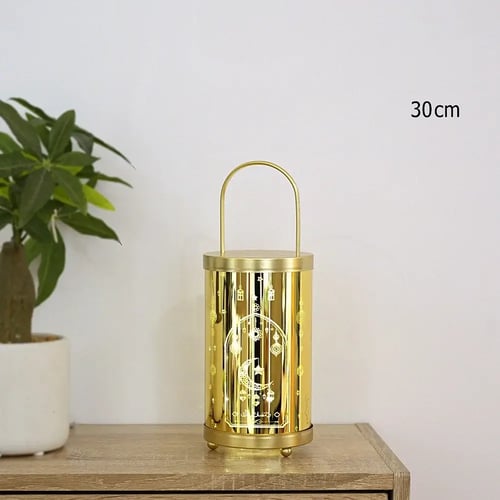 فانوس معدن بتصميم علي الطراز الاسلامي باللون الذهب...