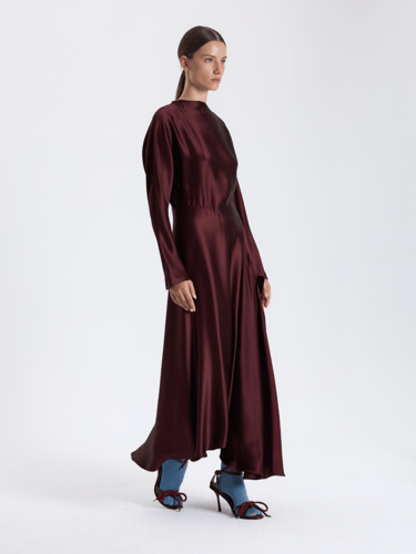 فستان عنابي مينيماليست بتصميم ساتان انسيابي وأكمام...