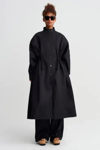 معطف ترنش طويل واسع بتفاصيل مكشكشة - أسود- قطعة وا...