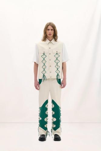 إغلاق بأزرار وجيوب جانبية على الجانبين وتفاصيل سلك...