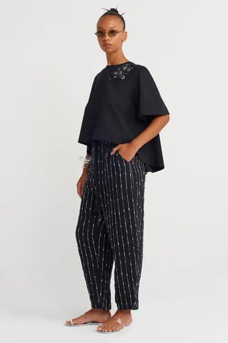 بلوزة سوداء مطرزة بالخرز غير متماثلة - أسود - إطلا...