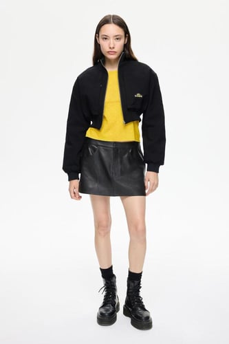 تنورة جلد - أسود - قصيرة بتطريز خلفي وجيوب جانبية...