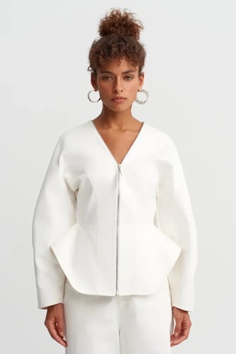 جاكيت جينز نسائي أوف وايت بسحاب أمامي وقصة ضيقة عن...