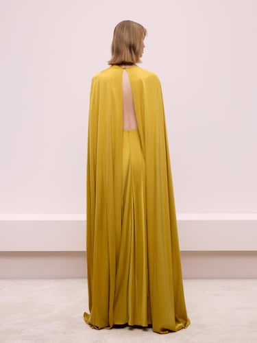 فستان سهرة كيب حريري انسيابي بياقة عالية - لون خرد...