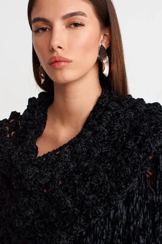 وشاح نسائي محبوك بنقشة مميزة - تصميم فني أنيق - قط...