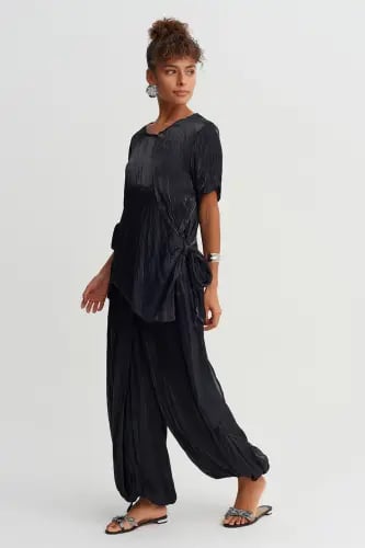 بلوزة نسائية غير متماثلة من الساتان المزخرف - تصمي...