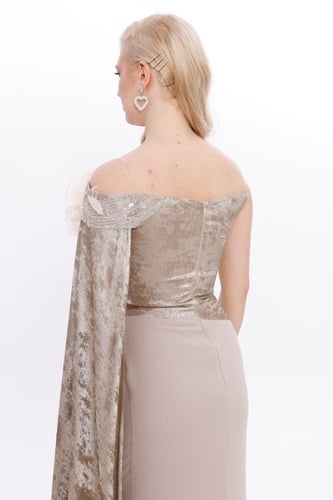 فستان سهرة كريمي مخمل وكريب - لإطلالة ملكية ساحرة...