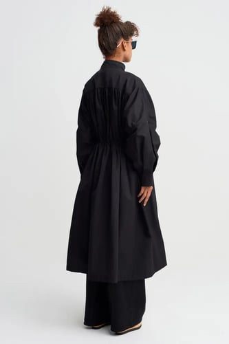 معطف ترنش طويل واسع بتفاصيل مكشكشة - أسود- قطعة وا...