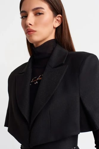 جاكيت قصير أسود - تصميم عصري يبرز القوام - قطعة وا...