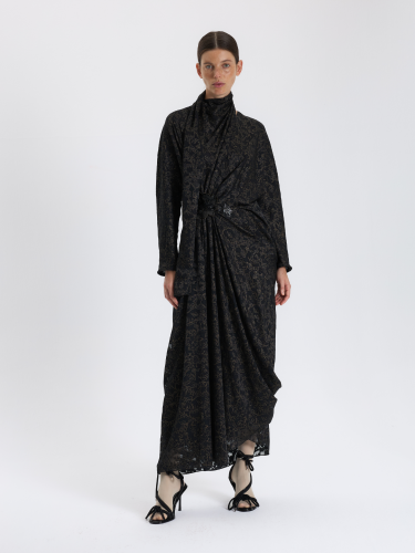 فستان أسود منقوش بتصميم منسدل ووشاح رقبة أنيق - لف...