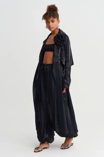 معطف ترنش حريمي لامع بتفاصيل زهرية - أسود - إطلالة...