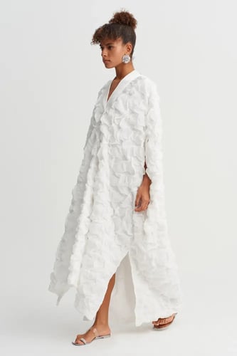 فستان طويل بياقة V قماش مزخرف - أبيض كريمي - إطلال...