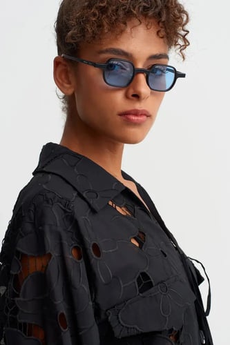 قميص دانتيل بنقشة زهور - أسود - أناقة أنثوية وخطوط...