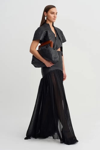 جاكيت جلد نسائي أسود قصير بسحاب وتصميم غير متماثل...