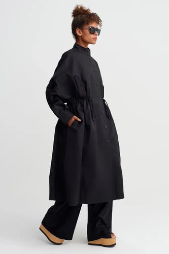 معطف ترنش أسود واسع بتفاصيل مكشكشة - أناقة عملية ي...