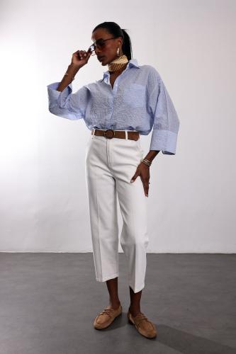 بنطلون جينز أبيض فضفاض بخصر عالٍ من قماش التنسل 30...