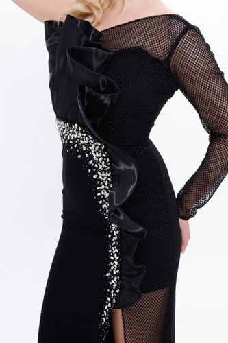 فستان سهرة أسود فاخر بكتف واحد - مزين بالأورجانزا...