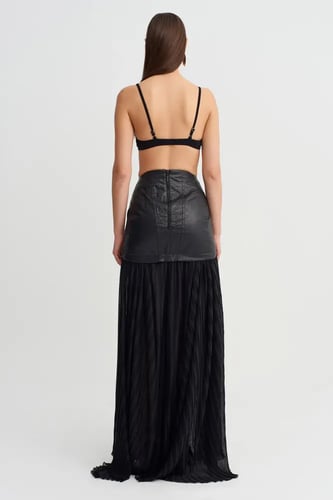 تنورة نسائية طويلة بتفاصيل جلدية وتول مطوي - تصميم...