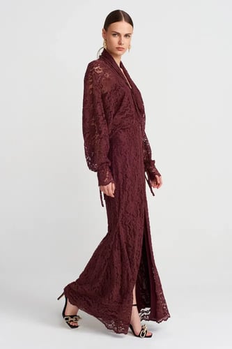 فستان طويل عنابي من الدانتيل بياقة عميقة – تصميم أ...