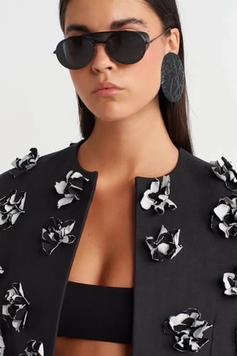 جاكيت نسائي أسود/أبيض بتطريزات زهرية ثلاثية الأبعا...