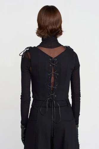 مشد نسائي أسود برباط أمامي ستايل قوطي - تصميم يبرز...