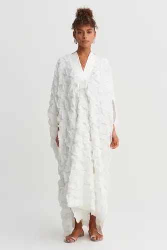 فستان طويل بياقة V قماش مزخرف - أبيض كريمي - إطلال...