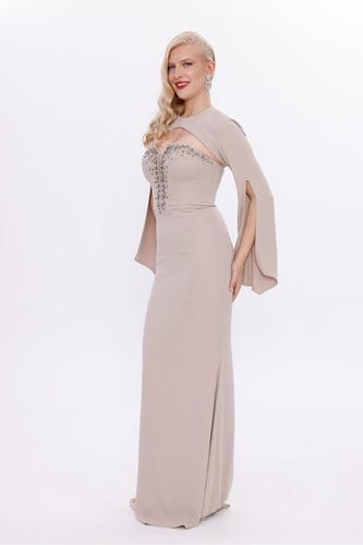 فستان سهرة كريب مطرز مع بوليرو كاب - لون فرو المنك...