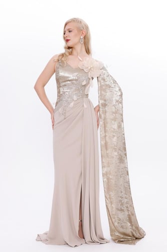 فستان سهرة كريمي مخمل وكريب - لإطلالة ملكية ساحرة...