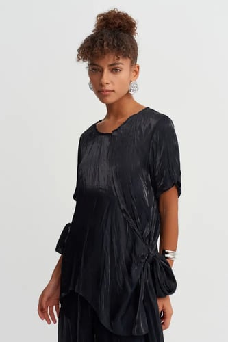 بلوزة ساتان سوداء غير متماثلة بتفاصيل مزخرفة – قطع...