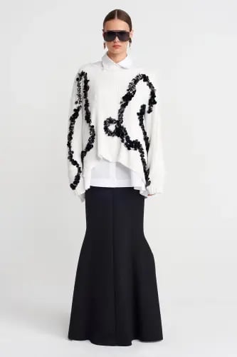 كنزة صوف نسائية أوف وايت واسعة مزينة بالترتر - تصم...