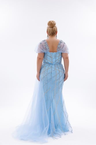 فستان سهرة تول سماوي مزين بنقوش حجرية وشال - لإطلا...