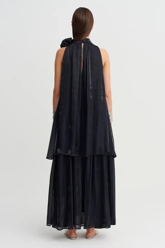 فستان ساتان بتفاصيل زهور على الياقة - أسود - إطلال...