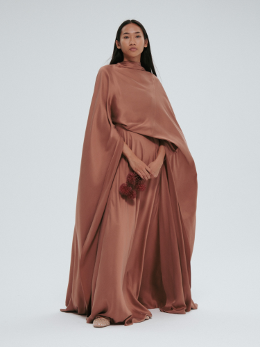 فستان سهرة كيب حريري واسع بياقة عالية - لون برونزي...