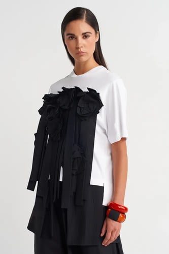 تيشيرت أبيض بتفاصيل زهور ثلاثية الأبعاد سوداء – تص...