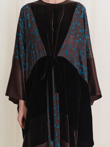 فستان سهرة مخمل وجاكار بتصميم هندسي - لون أسود وبن...