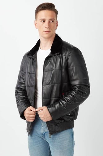 معطف من الجلد الطبيعي مع تفاصيل فرو على الياقة أسو...