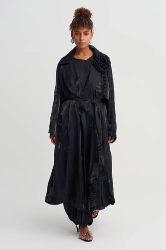 معطف ترنش حريمي لامع بتفاصيل زهرية - أسود - إطلالة...