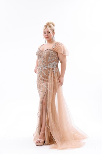 فستان سهرة ذهبي اللون مزين بنقوش حجرية - إطلاله عص...