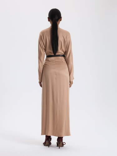 فستان بيج درابيه بياقة مرتفعة وتصميم لف (Wrap) أني...