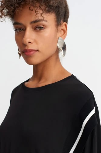 فستان جيرسي نسائي أسود مخطط بقصة واسعة وأزرار جانب...