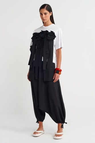 تيشيرت أبيض بتفاصيل زهور ثلاثية الأبعاد سوداء – تص...