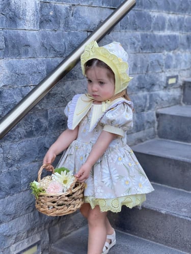 فستان وردة اقحوان + مشبك شعر او قبعة