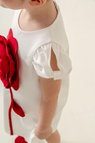 فستان الورد الأبيض