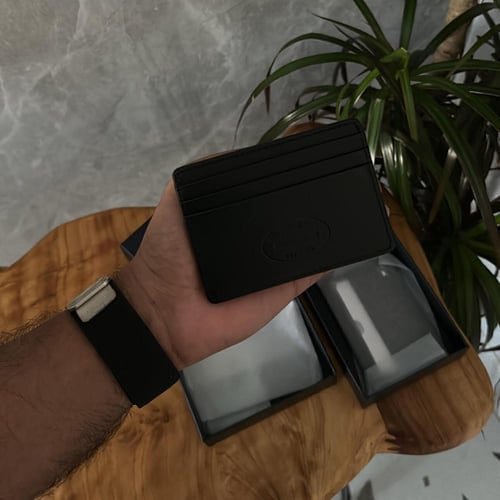 ‎كاردهولدر جلد أسود من تومي هيلفيغر - Tommy Hilfig...