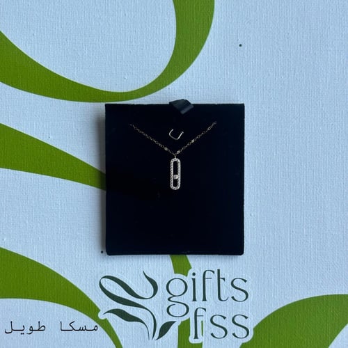 باقة ورد أنيقة مع عقد ذهب عيار 18 - هدية راقية