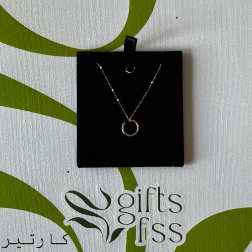 باقة ورد أنيقة مع عقد ذهب عيار 18 - هدية راقية