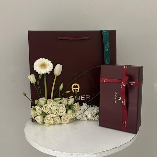 توقيع الأناقة – قلم أقنر فاخر مع تنسيق ورد راقٍ